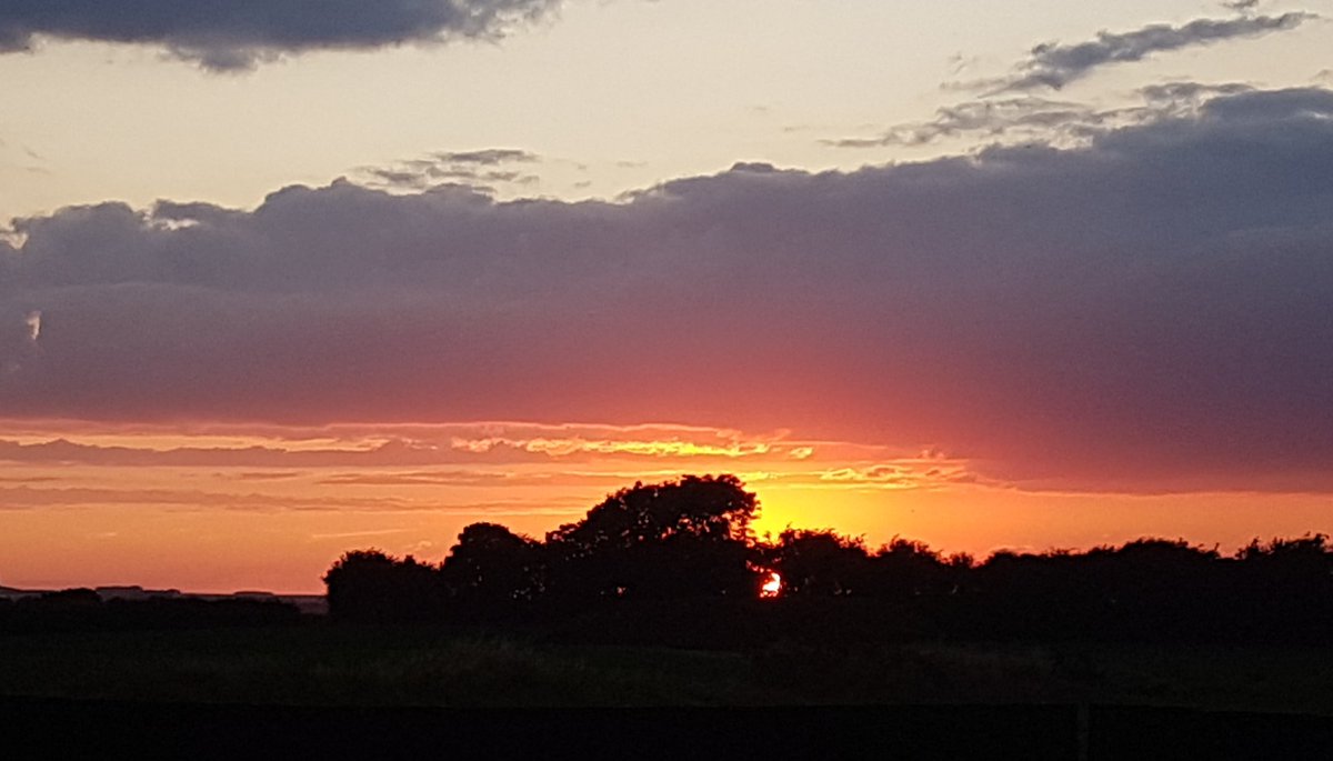 I haven't posted any pics lately but I couldn't miss this photo opportunity #Lincolnshire #lincolnshireskies #louthweather