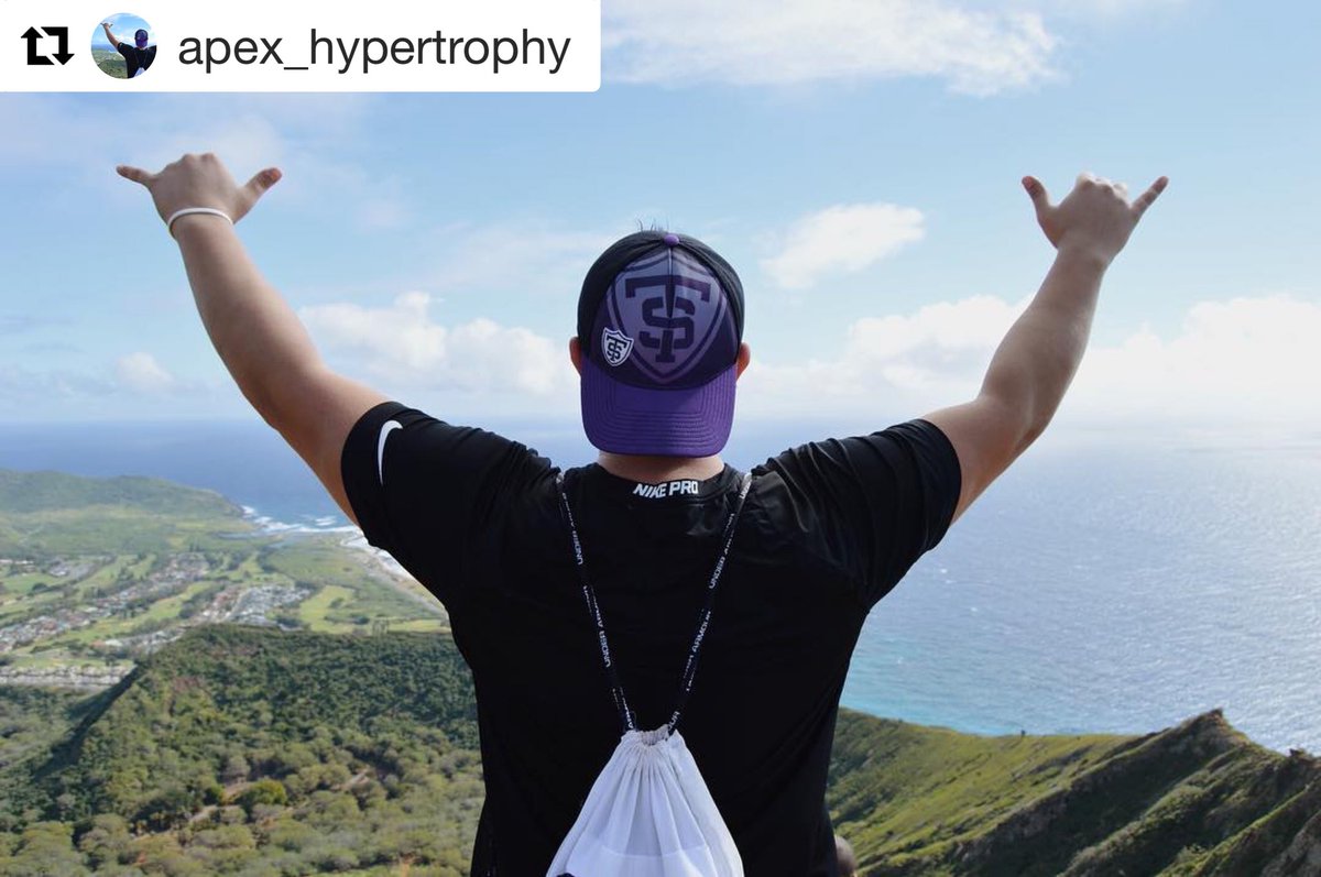 Happy Tommie Tuesday! Gotta love that Tommie pride from the #tommiesabroad