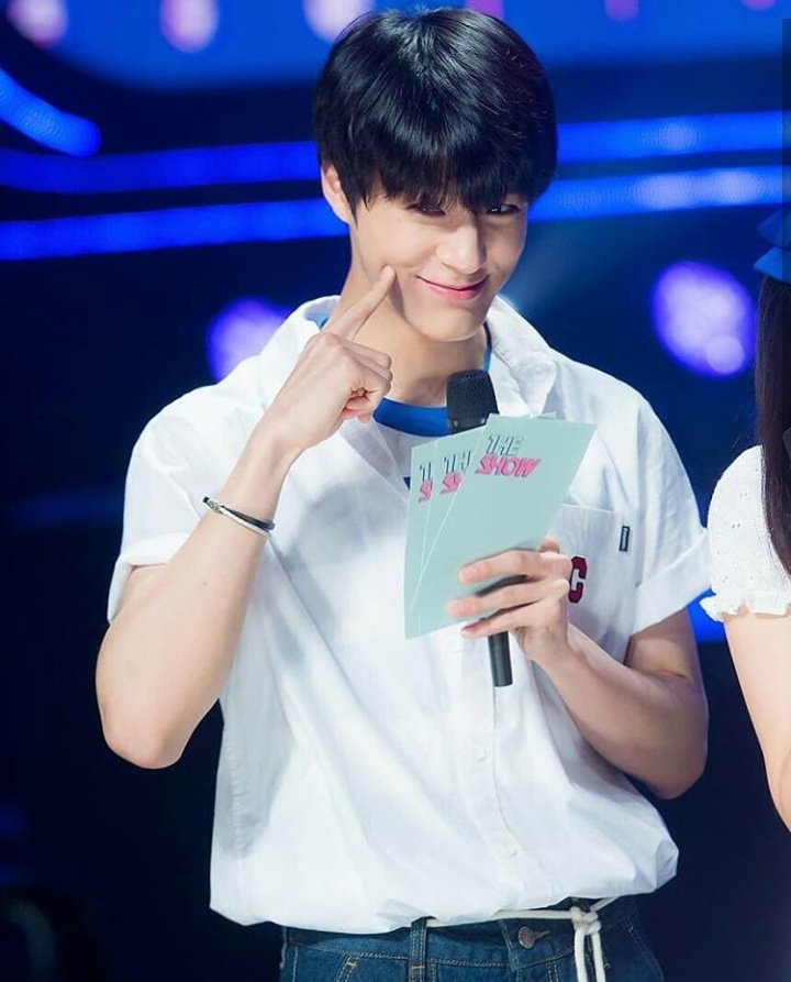 JENOBRA's tweet photo. [PRESS] 17.07.18 – Jeno como MC no The Show. (4/5) https://t.co/qUQrw0Vuv0
