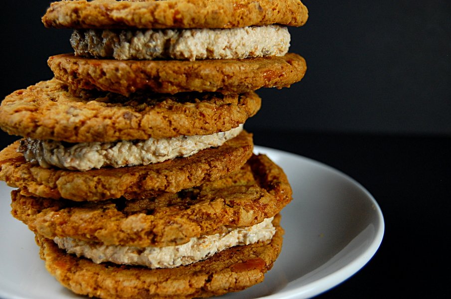 BlueSpoonBakery's tweet photo. Butterfinger Cookie Sandwiches #buttercream #butterfinger #butterfingercookiesandwiches #chocolate #cookie #cookiesandwiches #cookies #dessert #frosting #peanutbutter https://t.co/tZ3ehw3TMG https://t.co/Q5qLw1DSVu