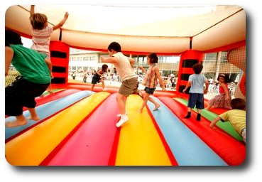 En Eventime, disponemos de todo lo necesario para que la organización y el desarrollo de fiestas infantiles sea un verdadero éxito. 

¿A quién no le hubiera gustado de niño ponerse a saltar dentro de una atracción hinchable?