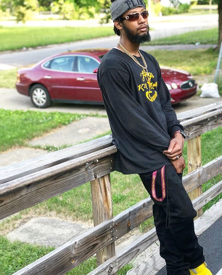 ThaRealMTD's tweet photo. “Kings2Queens Attire” Will Soon Be On The Way! First Colors To Drop Will Be Black , White , Red, And Purple.
🗣Stay In Tune For The Release Of My Shirts!🗣
#SneakPeek #K2QPromo #QualityClothing #Trending #SupportFlint #OnARise https://t.co/MQuTHWOoJX
