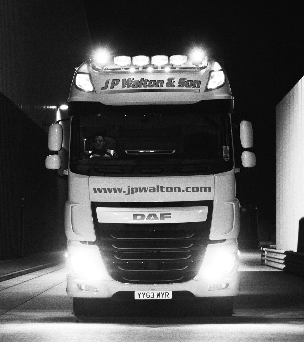 #WorkingLate tonight #doncasterisgreat ? So are we. Out there #DeliveringYourPromises #KeepingTheShelvesFull 
Making sure the #WheelsOfIndustry keep turning. #WhatCanWeMoveForYou traffic@jpwalton.com for your unique #haulage & #logistics quote
