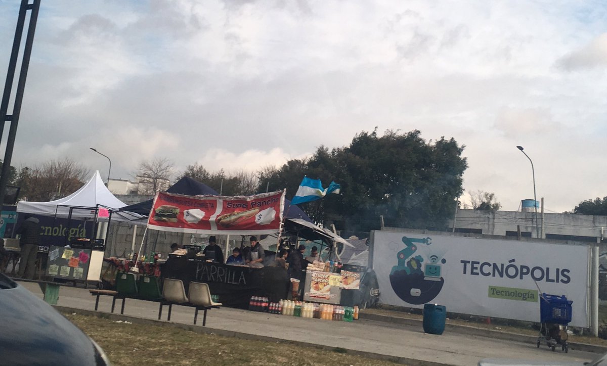 AleMRV_'s tweet photo. En el #PrimerCordon del #Conurba Venite a #Tecnopolis y disfruta un Rico #Choripan 😉 en la Parrilla de Jorge 👉🏽Anote @ConurbaTour para Vacaciones de Invierno ✍️ #ConurbaDoctor Tips 🚶🏿‍♂️🚶🏿‍♂️🚶🏿‍♂️ https://t.co/I3TNI6tMxt