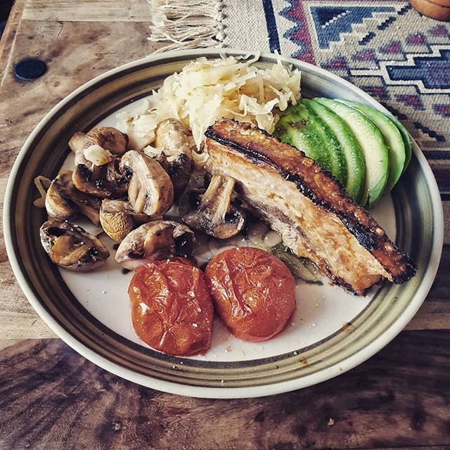 easyketofood's tweet photo. Roasted pork belly served with a roasted tomato, garlic mushrooms, avocado and sauerkraut. 
#easyketo #boringketo #keto #ketogenicdiet #lowcarb #lowcarbhighfat #lchf #fermentedfoods #guthealth https://t.co/aucSgOqtFY https://t.co/fJ4Aq4SIVE