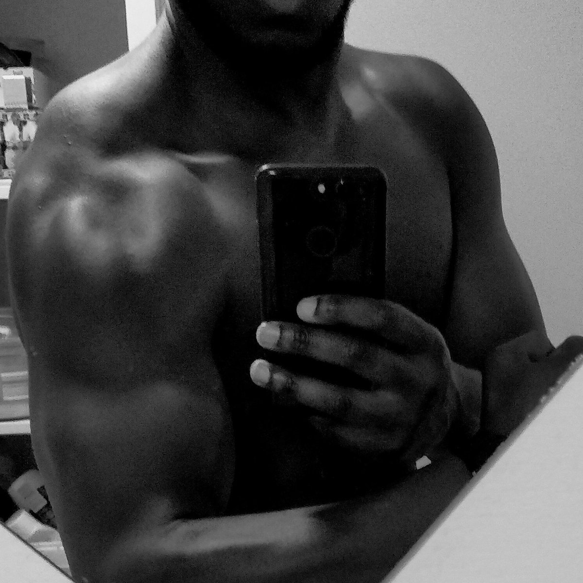 SEBFITNESSNOTTS's tweet image. Trapz Shoulders n Arm gang have been to work late this evening. 💪🏿😎🤳🏿

#workinprogress #flexing #trainingsmart #fitfam
#dad #workouts #calisthenics #mindbody #selfmotivation #iloveit #Sebfitness #notts
#personaltrainer #easywork