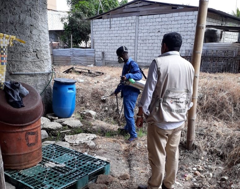 Salud_Guayas's tweet photo. Eliminación de criaderos aédicos y tratado de depósitos en localidad 24 De Mayo y Puerto Rico en #VíaALaCosta #UnidosContraElZika https://t.co/HShQn22lUr