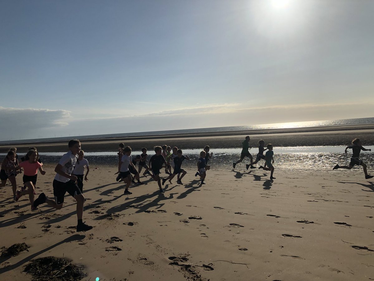 TrailblazersTSP's tweet photo. Gorgeous evening for our run to the beach #trinitytrailblazers #trinitystpeters https://t.co/xPALojoelp