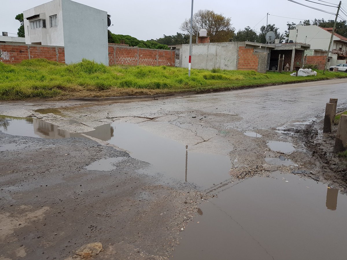 Babypla's tweet photo. @arroyocf Estimado Intendente... Le pido POR FAVOR.... los vecinos de Mafalda y Medrano -Faro Norte- no podemos vivir más con estas condiciones del asfalto. Por favor, no sirven los arreglos precarios le pido una SOLUCIÓN.. El colectivo se sube a las veredas para pasar la esquina https://t.co/2pmQmPs9Um