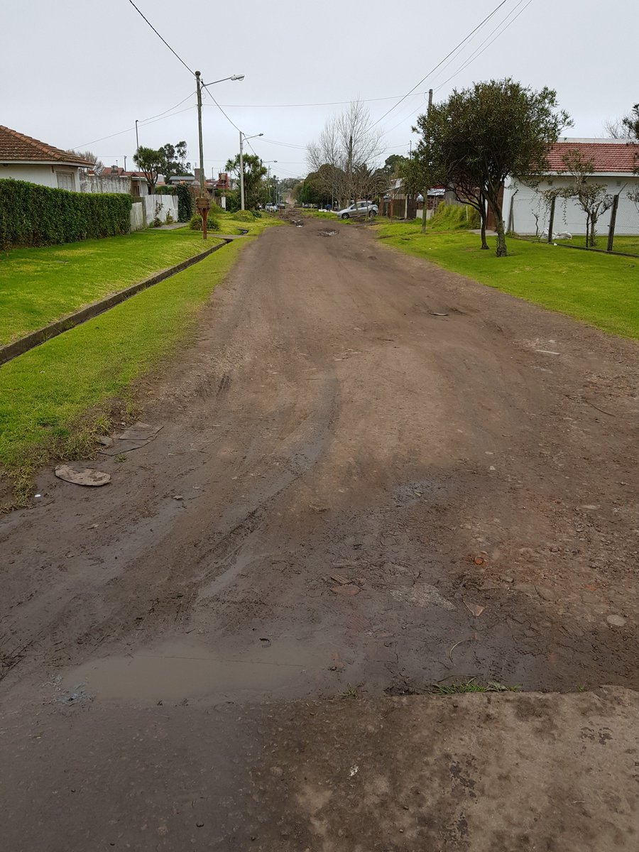 Babypla's tweet photo. @emsur_mdp Esta es la calle MEDRANO entre Mafalda y Oneglia. Ya NO pasa el recolector por el estado y el temor a quedarse empantanado (ya ocurrió varias veces). ESTÁ INTRANSITABLE. Por favor, SOLUCIONES. Nos cuesta mucho pagar impuestos y servicios y NO DESEAMOS VIVIR ASÍ... https://t.co/Ao2VQEsrLh