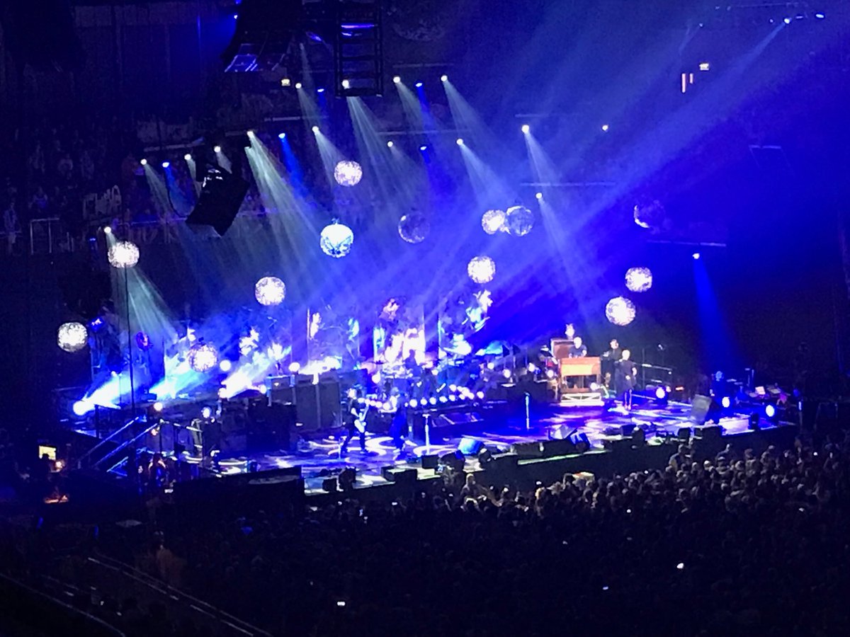 ColinAMaher's tweet image. I would have never have professed to be a Pearl Jam fan unlike the fantastic army that I have experienced tonight at the O2. But for the the (uninitiated.... like me 😏 sorry), they are Fantastic and  I hold my hands up.  #PearlJam  #pearlJam@TheO2