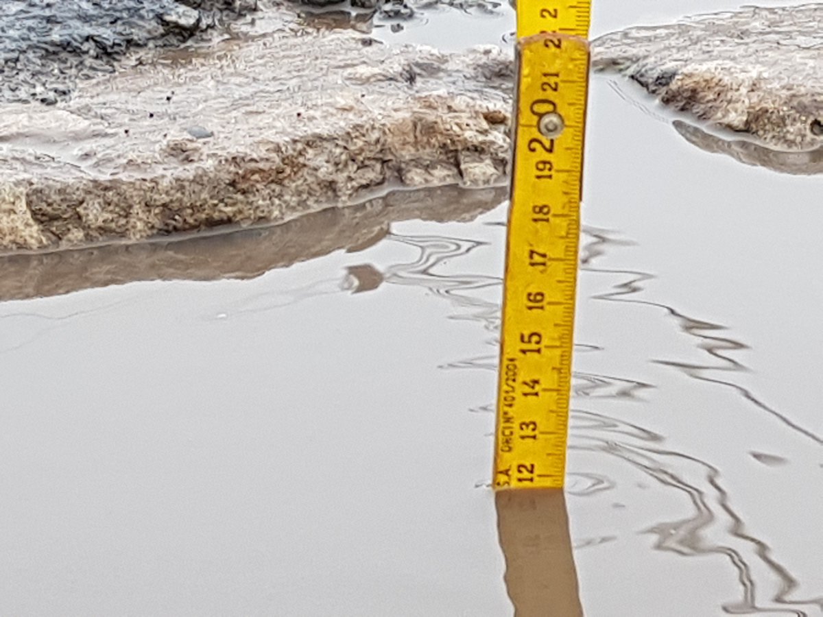 Babypla's tweet photo. @telediario10 Me gustaría que vean el estado de abandono del Faro Norte. Esto es sólo una esquina (Mafalda y Medrano) pero hay calles que están igual de intransitables. Por Mafalda pasa el 522 en ambos sentidos (ya se sube a la vereda al pasar). Y ALFAR? Bueno, eso es otro Twitt. https://t.co/lhYWIqnVWq