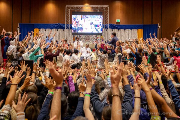 Amritanandamayi's tweet image. Behind every form, behind everything, God is hiding. He is the hidden formula of life.  #Amma