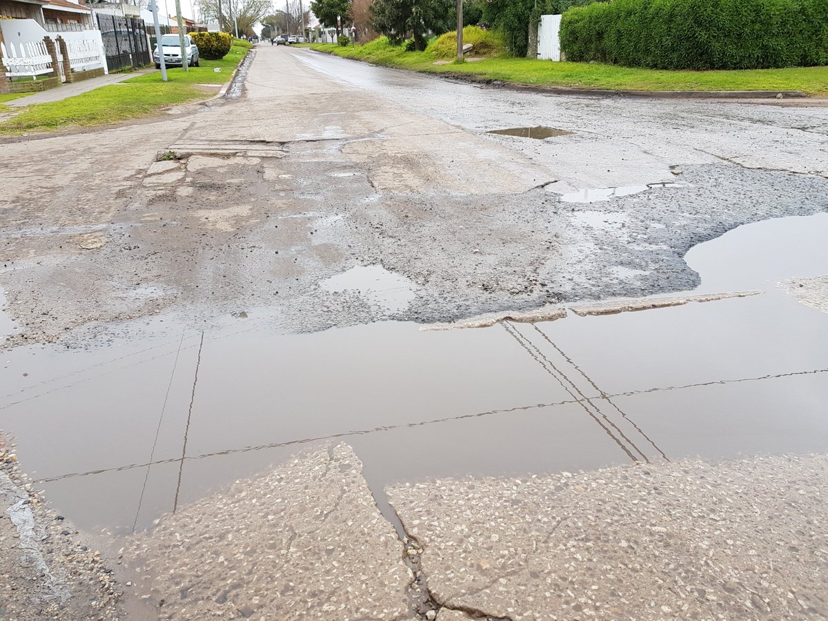 Babypla's tweet photo. @teleochoinforma Me gustaría que vean el estado de abandono del Faro Norte. Es sólo una esquina (Mafalda y Medrano) pero hay calles que están igual de intransitables. Por Mafalda pasa el 522 en ambos sentidos (ya se sube a la vereda al pasar). Y ALFAR? Bueno, eso es otro Twitt. https://t.co/smlIKD3Ly3