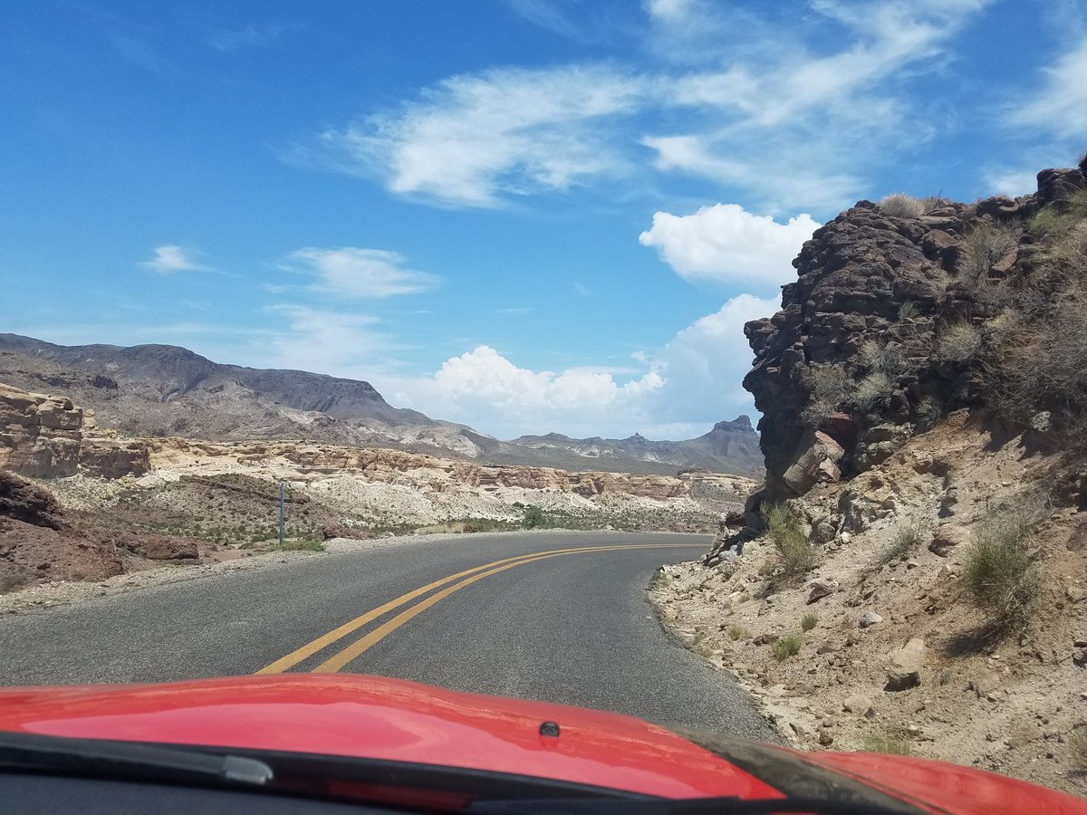 JSBrosD's tweet image. Retraced our #MTTS2016 route from Needles to Kingman, AZ.  This was the one stretch of road in 2016 that Shelly handed off the driving as she didn't like the twists, turns, cliffs and no shoulders.  This year, Shelly handled it perfectly - or so she thinks! 😉 #MTTS2018 #Route66