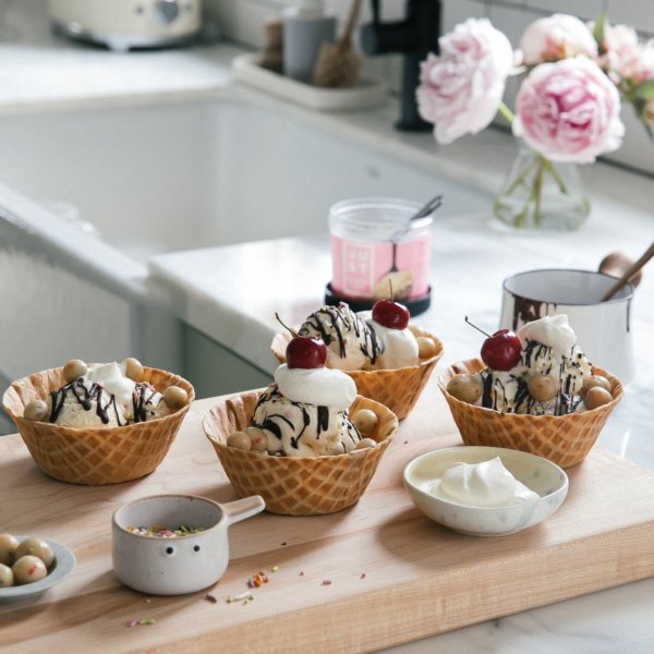 No-Churn Cookie Dough Ice Cream Sundaes bit.ly/2lW7Yfb