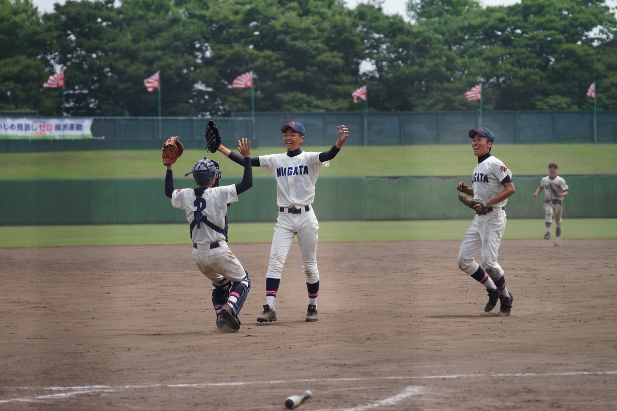 niigatayakyu's tweet photo. 【高校野球】４回戦＠鳥屋野①
試合終了、新潟５－３日本文理
文理 020 000 100 ＝3
新潟 300 001 01× ＝5

文理
⑨新谷　中前Ｈ
①米山　三振
②長坂　四球
③先川　遊ゴロ併殺

新潟が日本文理破りベスト８進出。
各地の状況→
https://t.co/dgUFHnzz22 https://t.co/PiR8mkFHG6