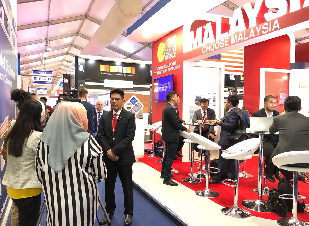 matrade's tweet photo. Msia Pavilion gained prominence at the @FIAFarnborough .From business matching, VIP visits, MOU exchange to media interviews, we try to fully utilise our time there to promote Msian companies and the country's strengths in aerospace. #ChooseMalaysia @MITIMalaysia @aeromalaysia https://t.co/eAvNe2yyLO