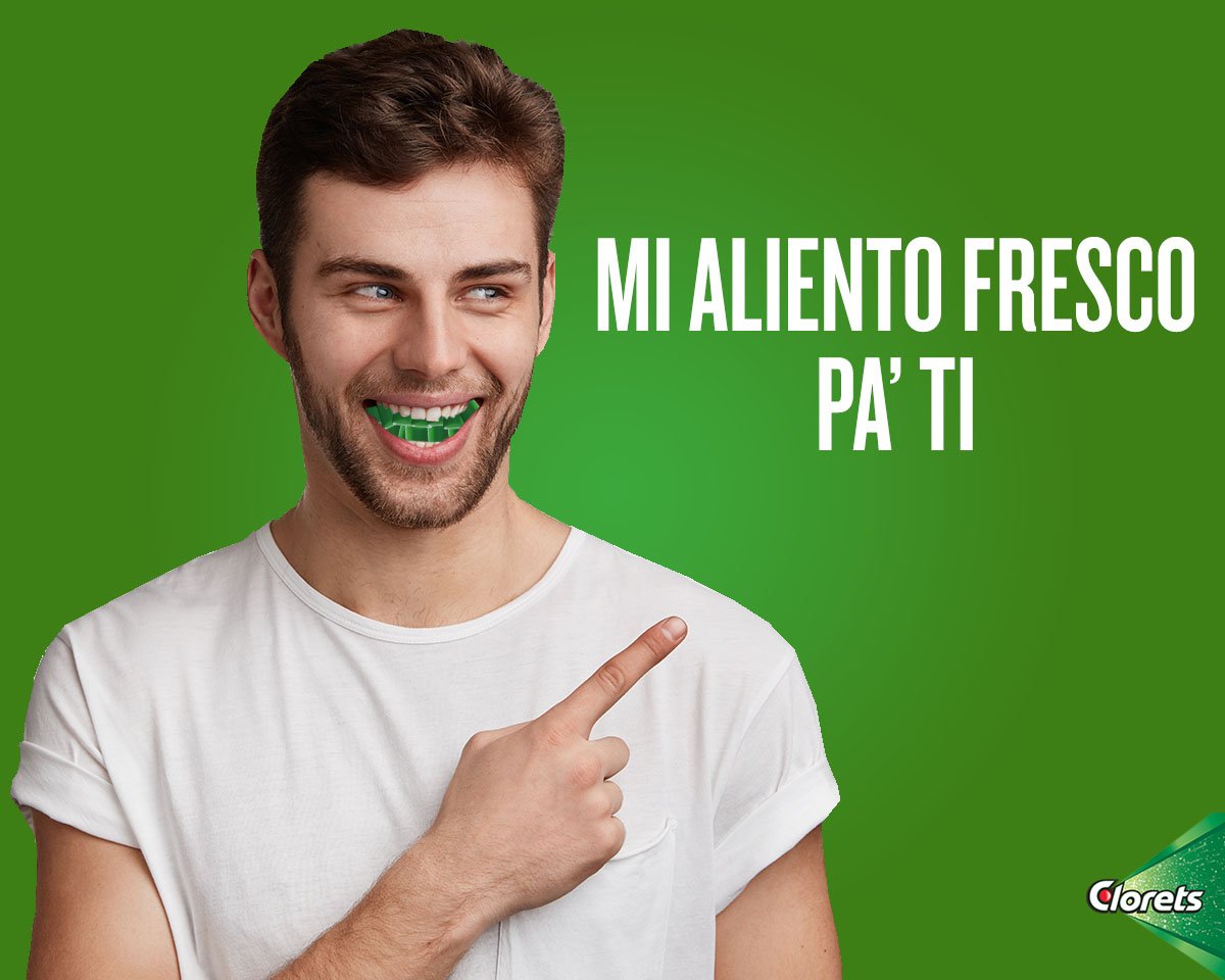 - Oye, ahí viene la que te gusta, actúa normal. 
- Tú...