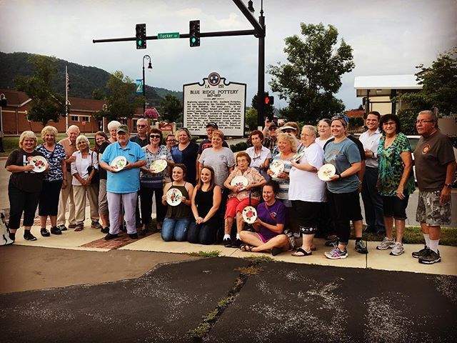 riseerwin's tweet photo. Another great night at the #erwinfarmersmarket! We enjoyed having our Blue Ridge Pottery Club friends as guests for the unveiling of the downtown historical marker! @historic_tennessee @tennesseehistoricalsociety #thisiserwin #blueridgepottery https://t.co/XxS0VFzQFy https://t.co/bnVPHR4Uw3