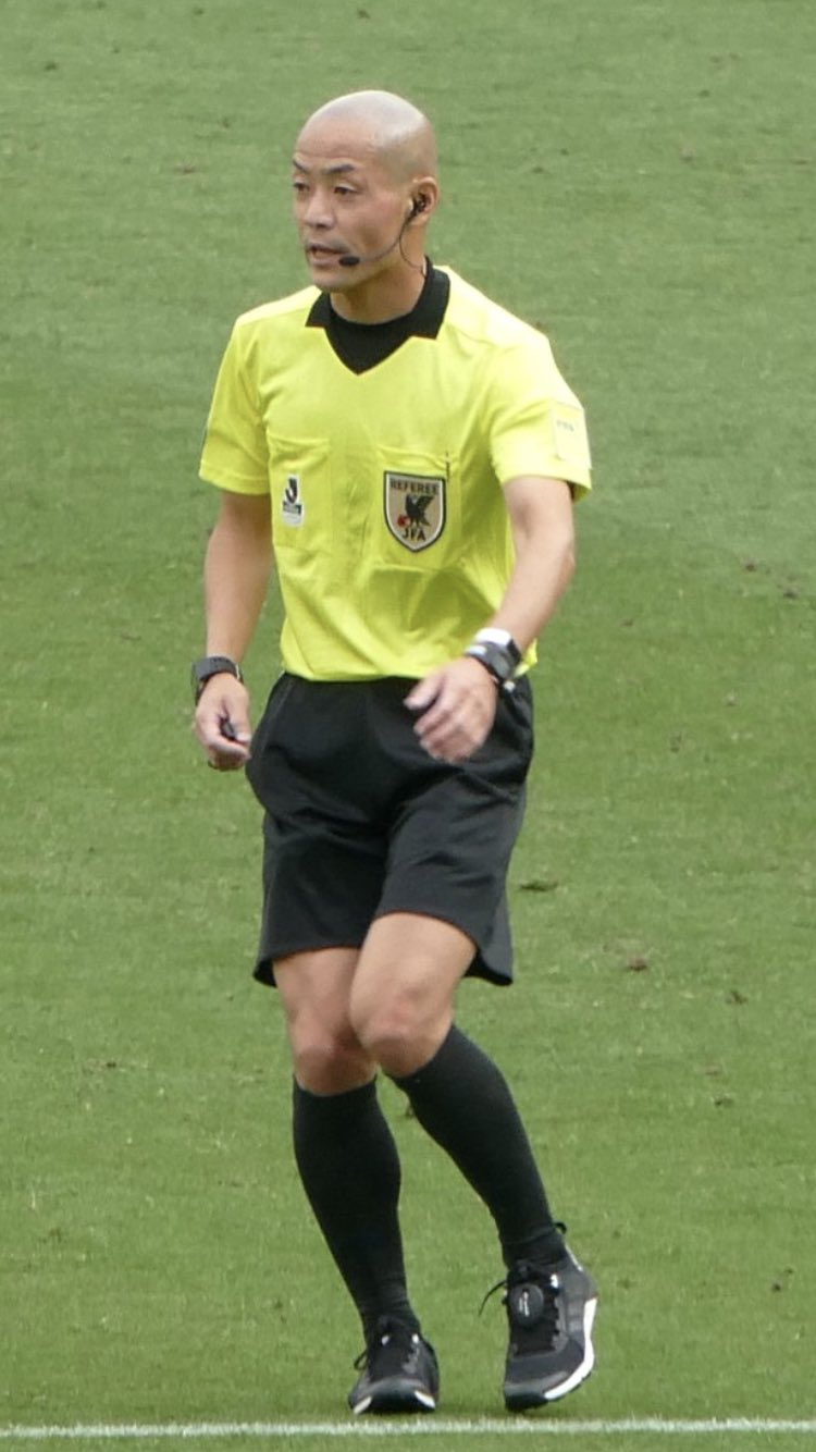 サッカー 審判員 岡 宏道 Oka Hiromichi 主審 日本 出身の1級審判員 主にj2を担当している 本職が 京都市の大乗寺の副住職の為 印象的なスキンヘッドである 09年に日本フットボールリーグ優秀レフェリー賞を受賞している 06 1級取得 サッカー 審判員 岡 宏道 Oka Hiromichi 主審 日本 出身の1級審判員 主にj2を担当している 本職が 京都市の大乗寺の副住職の為 印象的なスキンヘッドである 09年に日本フットボールリーグ優秀レフェリー賞を受賞している 06 1級取得