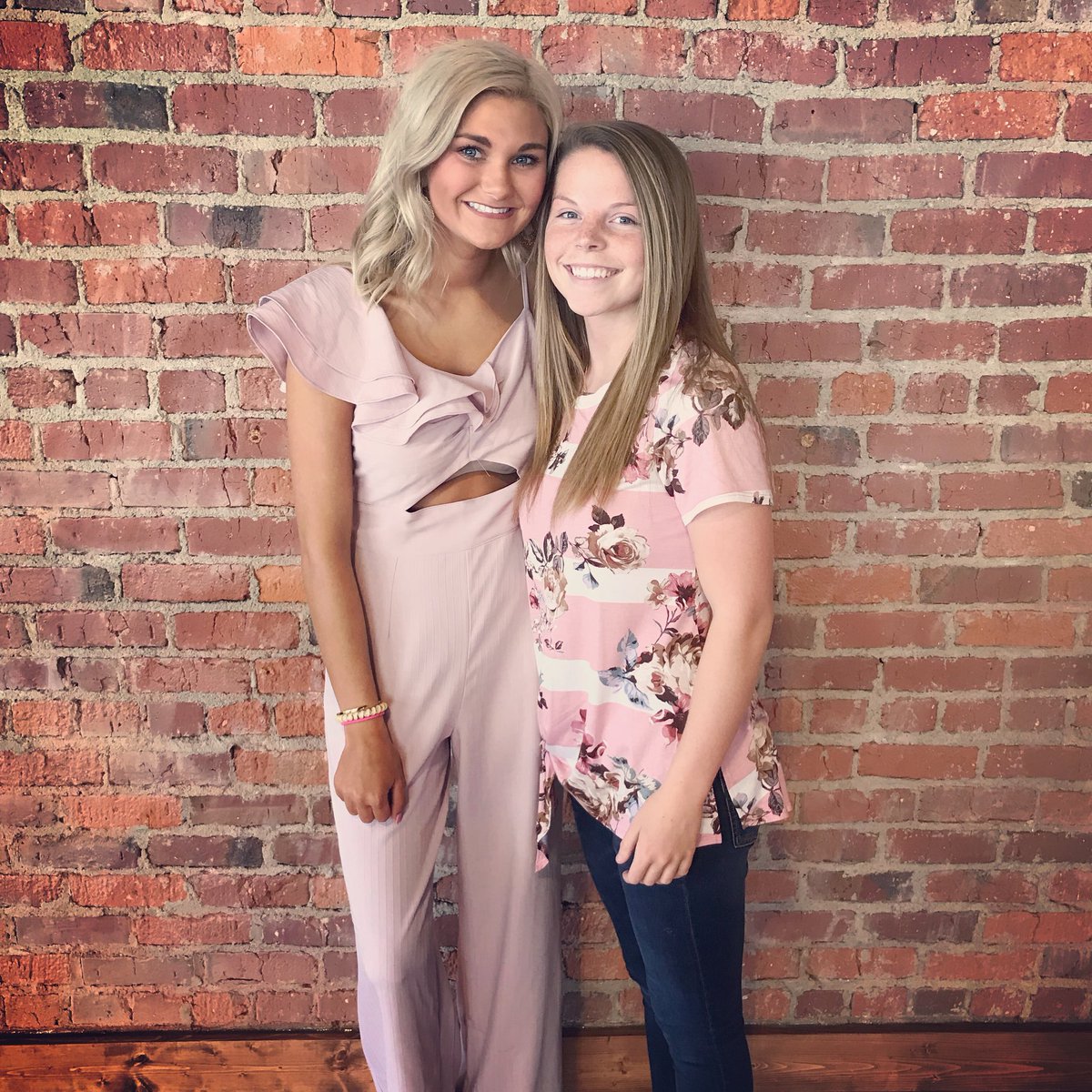 CollinsAlexis32's tweet photo. Starting to set in that this girl is moving in a couple weeks and I don’t know how to feel about it😣 https://t.co/lVbkmf0ofx
