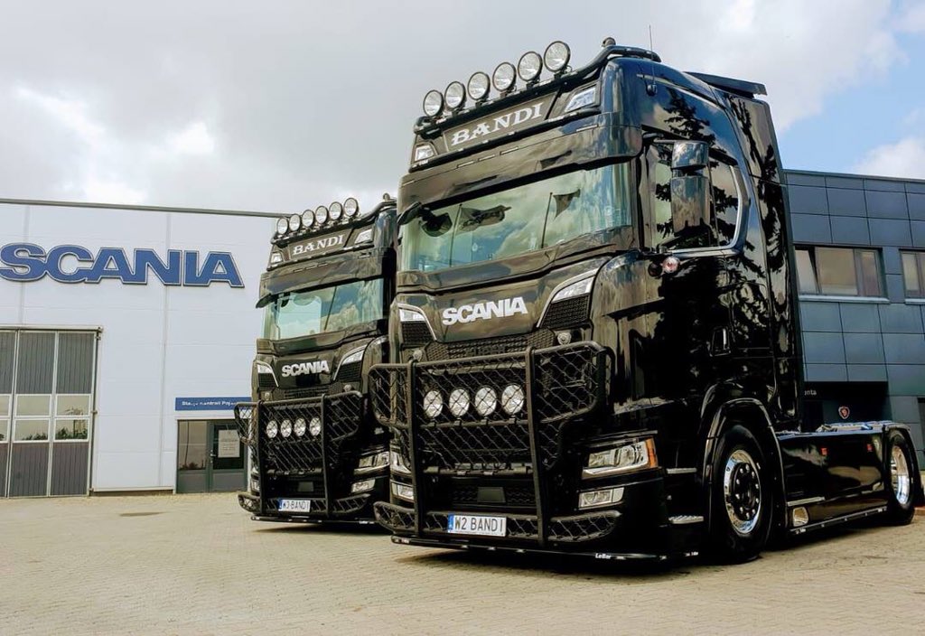 StephenJohnCor7's tweet image. BANDI international polish based black beauty magic 2 Scania’S v8 580s looks amazing black butte design style brilliant 💨💨👍