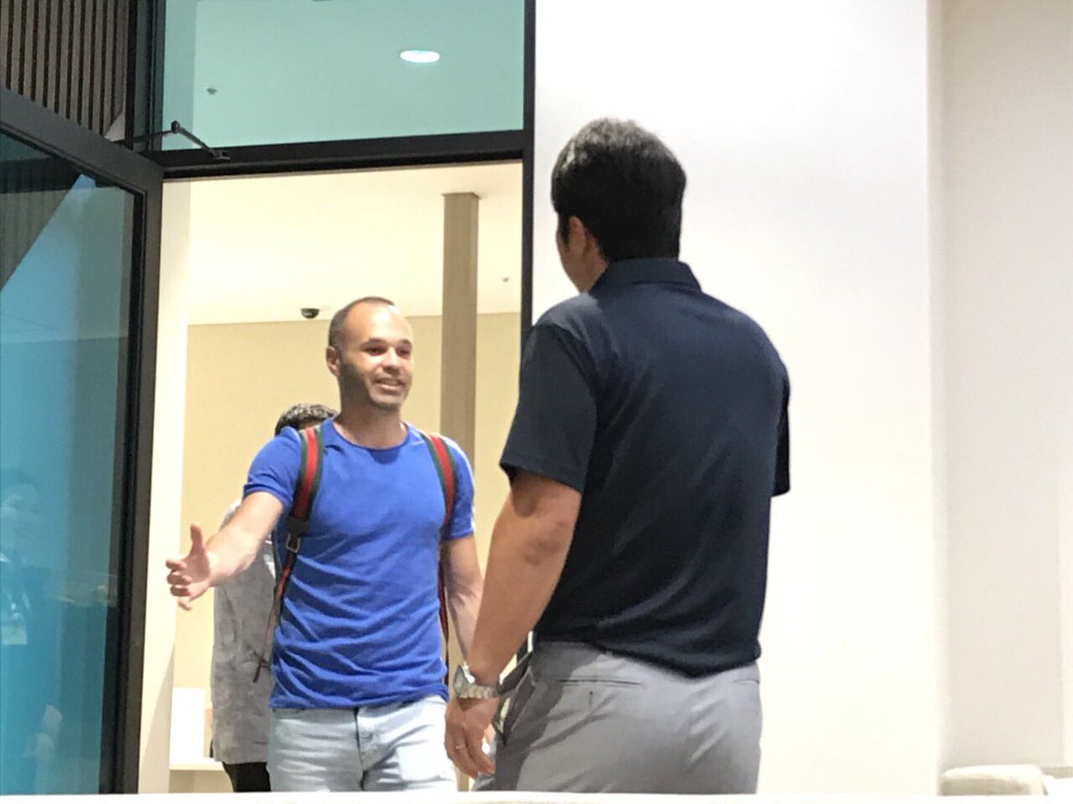 visselkobe's tweet photo. この瞬間を待ってました！
#イニエスタ選手来日🇪🇸➡︎🇯🇵 

まずは三浦SDと！！！

#vissel #iniesta #一致団結 #WeAreKobe #Jリーグを変えろ @andresiniesta8 https://t.co/3GxqF0sz3N