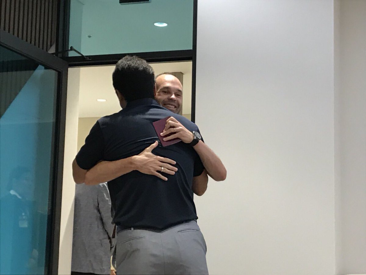 visselkobe's tweet photo. この瞬間を待ってました！
#イニエスタ選手来日🇪🇸➡︎🇯🇵 

まずは三浦SDと！！！

#vissel #iniesta #一致団結 #WeAreKobe #Jリーグを変えろ @andresiniesta8 https://t.co/3GxqF0sz3N