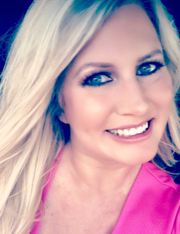 jenpbradley's tweet photo. Feels so pretty! Thank you @makeupbydidi for making my eyes pop and giving me flawless skin! Love you! #PR #Photoshoot https://t.co/5Yjx5SCgCe