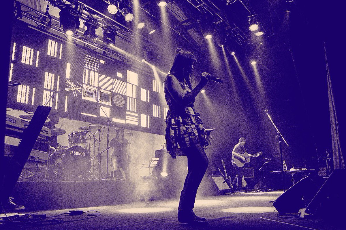 FabianaCantilo's tweet photo. Presentación de #Proyecto33 en MDQ
2017. 🎶📽💿
Ph/ Bárbara Márquez
#proyecto33 #rock #dvdenvivo #fabianacantilo #mardelplata https://t.co/d3LgRc0yjE