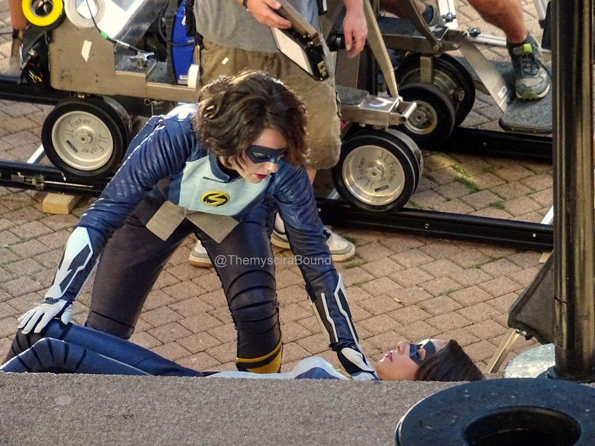 ThemysciraBound's tweet photo. Some more photos of Nora West-Allen.  These photos are mainly Jessica Parker Kennedy's stunt double (JPK is lying on the ground in the first photo, and has her back to us in the 2nd - the rest are her double).  Gives you a better look at the costume. #TheFlash #BabyFlash https://t.co/1E3p5WjLYm