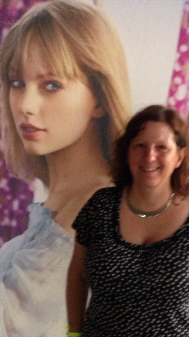 QueenoftheBB's tweet photo. So @taylorswift13 Iโm going to both #RepTourToronto shows! Iโm a #SeniorSwifty who has travelled 1000โs of miles to see you in Boston, Nashville, Toronto, PEI over the last 9 years. What does a senior swifty need to do to finally meet you in Toronto? @taylornation13 @Swifty448 https://t.co/51yF4ZjimC