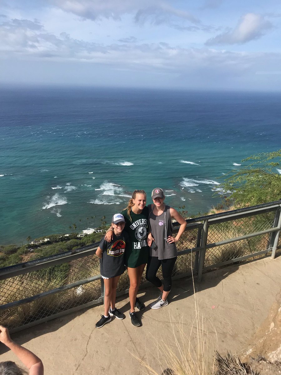 lundevinc's tweet photo. #ShowYourBC 2 Grads and 1 Future Cougar. Diamond Head, Oahu. Lundstrom family vacay. https://t.co/zGlhZ1ECWG