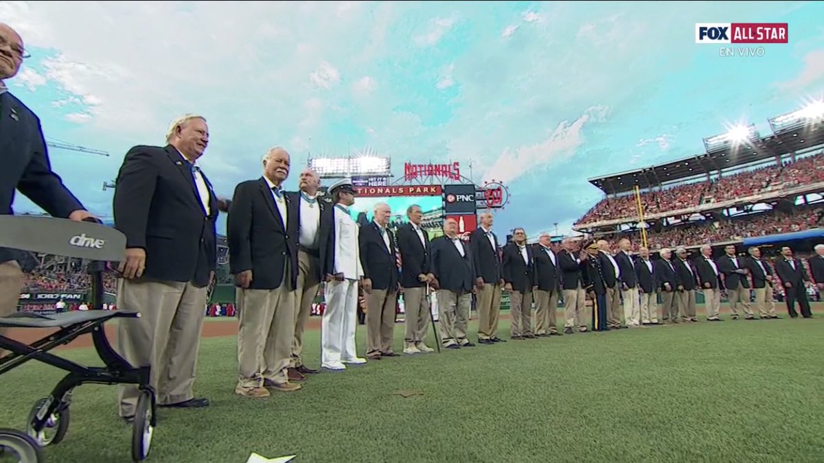 AlfreAlvarez3's tweet photo. El verdadero equipo de estrellas!! 29 heroes con medallas de honor. The real all star team! 29 heores #medalofhonor #godblessamerica #godblessbaseball https://t.co/CxKEA92bXa