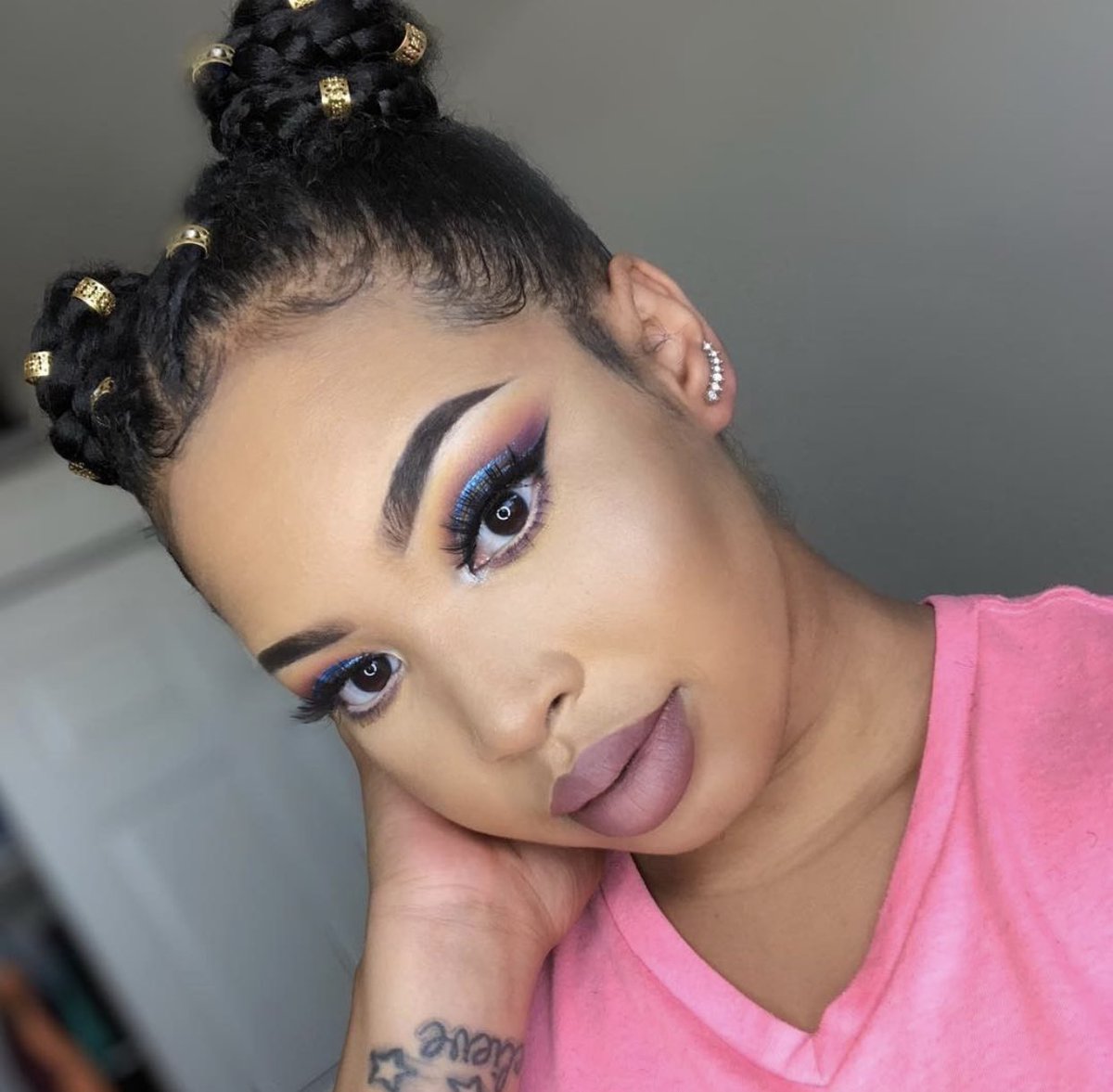 LoveLottabody's tweet photo. Suns out ☀️ Buns out ! @slaybyciara used our Control Me Edge Gel Black 💁🏾‍♀️ for a lasting hold!
#melanin #hairnbeautydirectory #healthy_hair_journey #wakeupandmakeup #voiceofhair #braidsgang #braidedbuns #protectivestyles #naturalhair #summerlooks #edgeslaid  #edgecontrol https://t.co/17hVbPSK6h