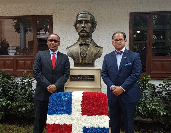 Colocan en Colombia quinto busto de Juan Pablo Duarte fundacionlucesysombras.com/2018/07/17/col…