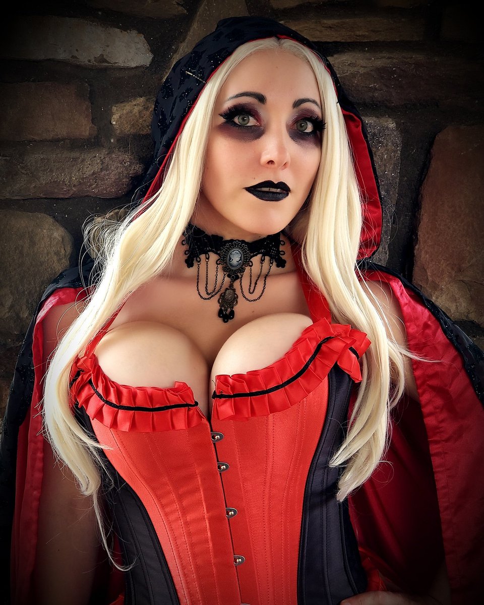 AlinaMasquerade's tweet photo. Tried new eye makeup style for #MadMonsterParty but not sure I like it.
👀👁👁
#ridinghood #madmonsterparty2018 #horrorcon #daisycorsets #undeadred  #cosplay #cosplayer #corset https://t.co/1KaBa1SQgx