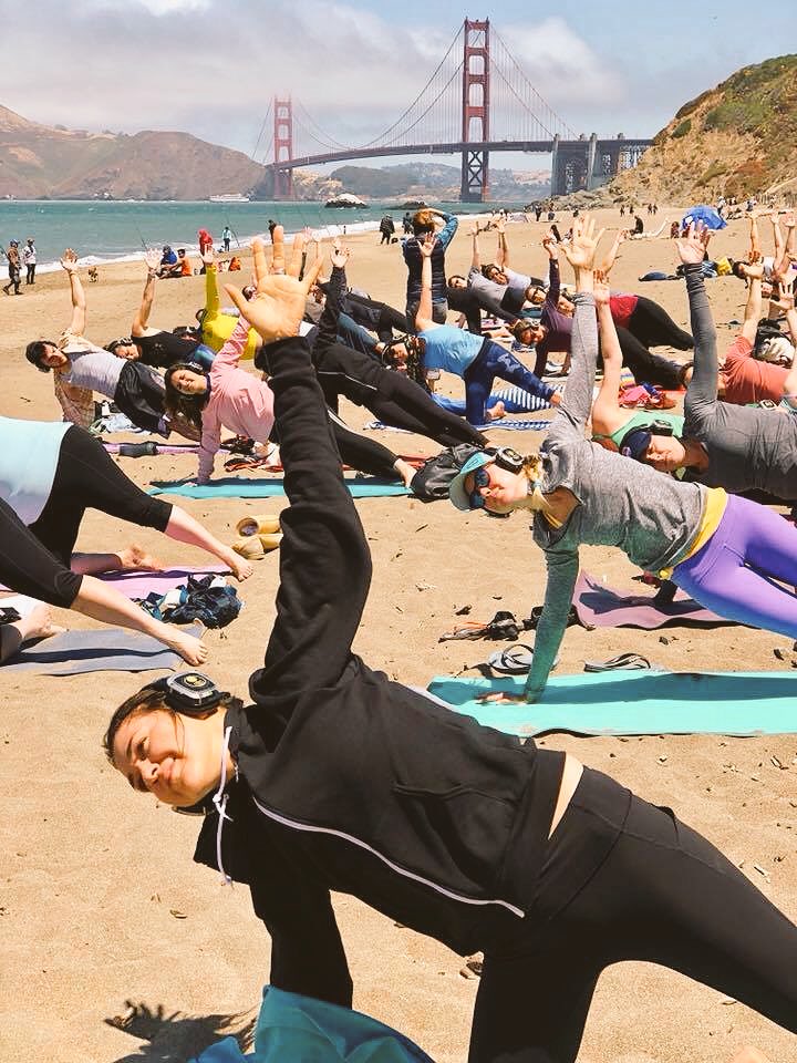 TravelChipmonk's tweet photo. Have you ever done yoga on the beach? #OnlyInSF @outdooryogasf 🧘‍♂️ https://t.co/i5GYr1KDi0