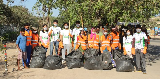 ndtv's tweet photo. #SwachhIndia | To make #SwachhHyderabad a reality, the young engineers of IT companies are now cleaning up the city. In 18 weeks of the initiative, they have collected over 800 kilos of waste
Read more here: https://t.co/wdh8zd7taz https://t.co/zqCAmhosUs