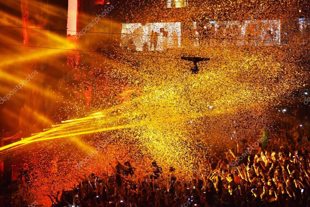 selfttiled's tweet photo. okay but yellow confetti is so beautiful https://t.co/efbILwSkB3
