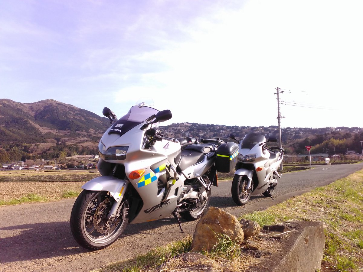 VFR_RiS's tweet photo. オフ会も近いので。
🐈VFR(RC46-1 ) 蛍光のほうです。カムギアのちょっと古い781CCの子です。
🐦R1200RT (K52)ふくろう顔のかわいい子！いっぱい荷物が入ります。
🍻中味(りす)酷険道やキャンツー、ロンツーが好きです。おいしい食べ物とお酒が好きです

#バイク乗りとして軽く自己紹介 https://t.co/7jt8qVmNu4