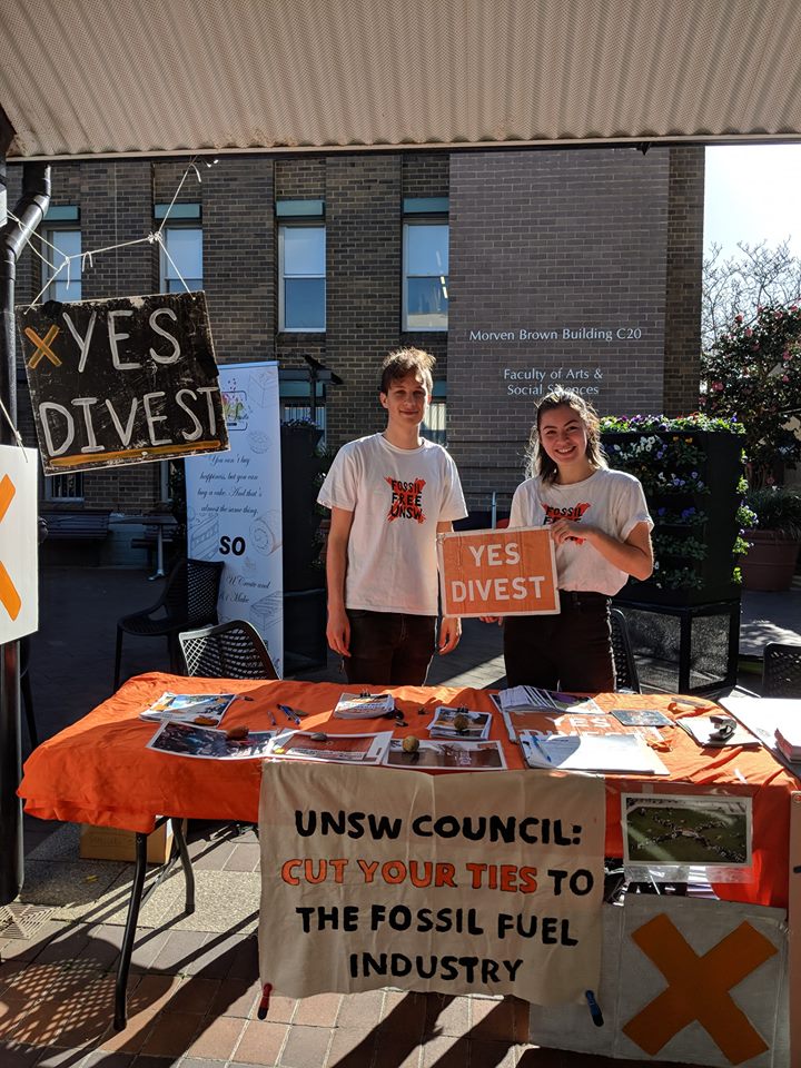 .@FossilFreeUNSW outside the Library and Morven Brown today for O-Week discussing what they will be getting up to this semester! ✊☀️ #FossilFree