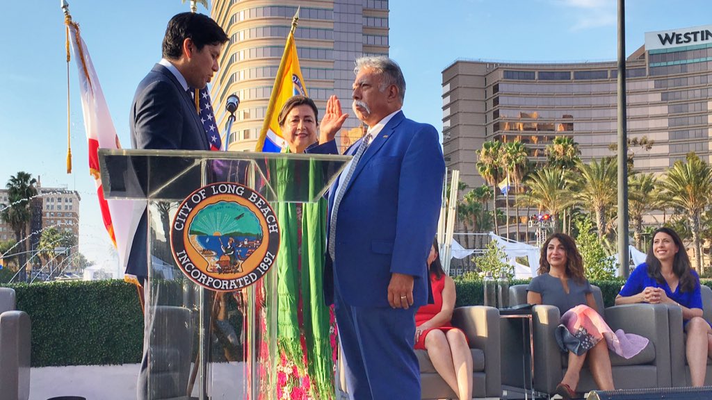 LongBeachMayor's tweet photo. Councilman @RobertoUranga for the Seventh District being sworn in by Senator @kdeleon ✋🏽 #LBInauguration https://t.co/LQCetrQk85