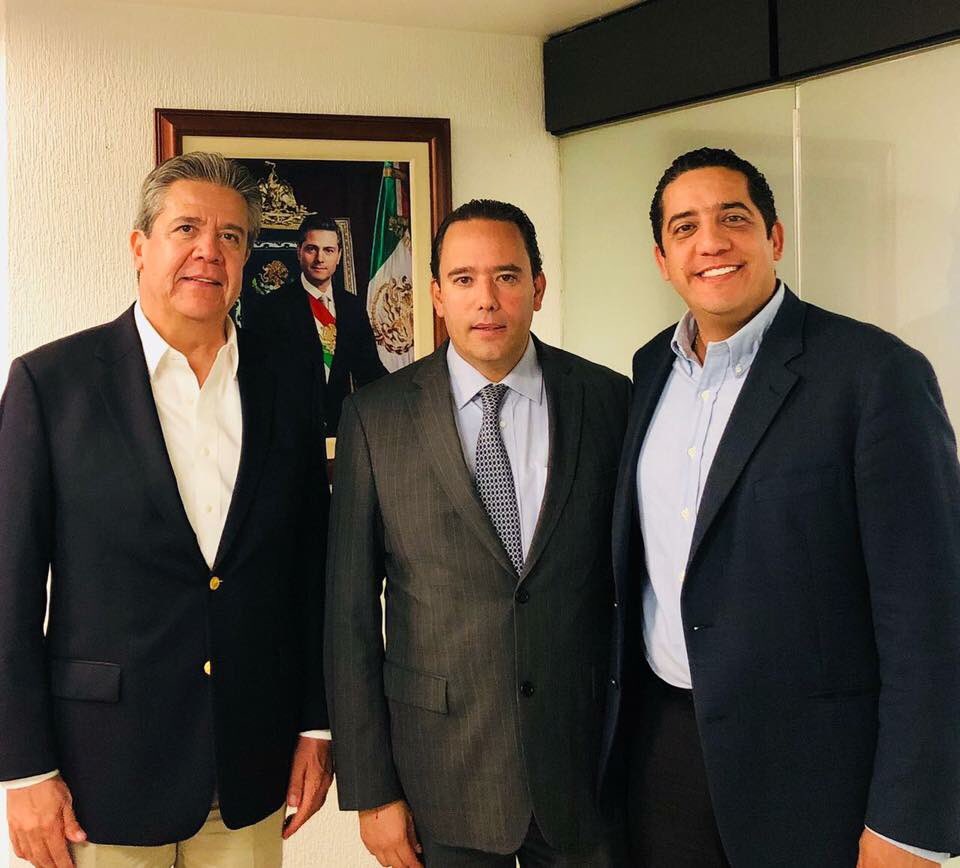 ChuyValdesP's tweet photo. Por instrucciones del gobernador @QuirinoOC y con la ayuda del delegado de @Sagarpa_Sinaloa, Patricio Robles, nos entrevistamos con el director de Aserca, Alejandro Vázquez, para gestionar el pago de apoyos pendientes. #PuroSinaloa 👊🌱 https://t.co/RsEBBucCAq