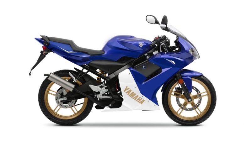 ぐら こいつに積まれてるam6エンジンはアプリリアのrs50等にも 使われてるんだけども 本来7 8馬力は普通に出せるところが 2馬力前後にされてるのよね フルパワーにするにはチャンバー Cdi交換と 吸排気セッティングが必要でコストが半端無いから 半ば