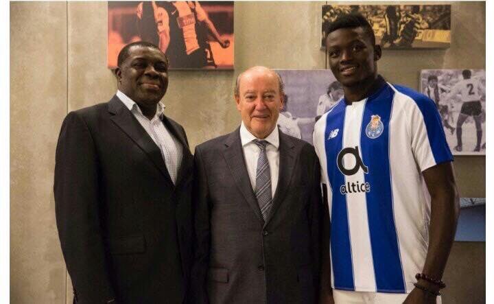 samy_writer235's tweet photo. L’ancien joueur de #CotonSport de #Garoua, le jeune #Tchad-ien Marius Mouandilmadji a signé un contrat avec le #FCPorto.
Bravo jeune frère! Malgré que nous n’excellons pas dans les tournois continentaux, vous exportez valablement notre savoir-faire en football. 
#Adjib https://t.co/0jTYAgdQsG