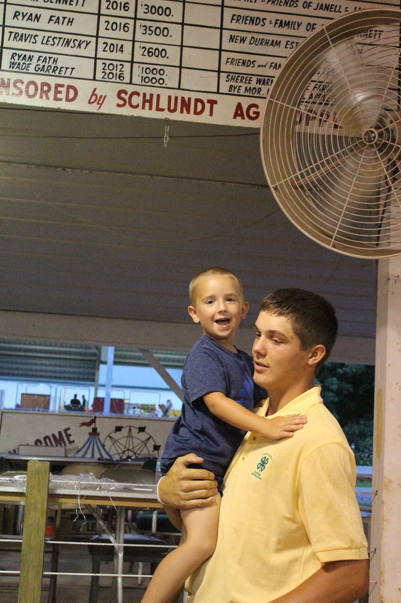 JayeMitzner23's tweet image. Sometimes you just gotta help the little guys out whether it’s getting the cool breeze from the high fan or blowing out the hard to reach places on the calf #shortproblems