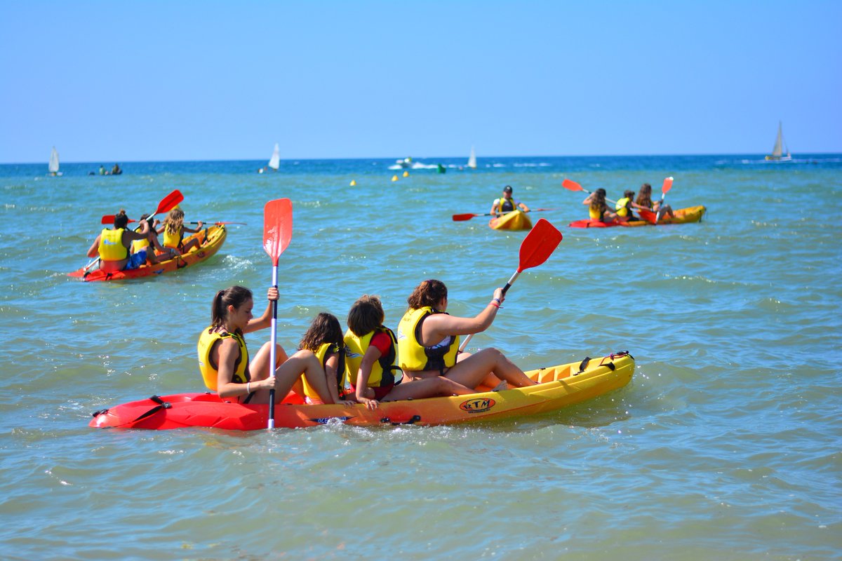 eixestels's tweet photo. 💪Mariners a la mar! Els grans aventurers de les #coloniEstiu #Aquàtiques 💦🌊ens endinsem a la mar fent #PaddleSurf i #Caiac amb els grans professionals del @cnarenys #colònies #EixEstels #mimemaquimesestimes https://t.co/V2L1Ciamu2