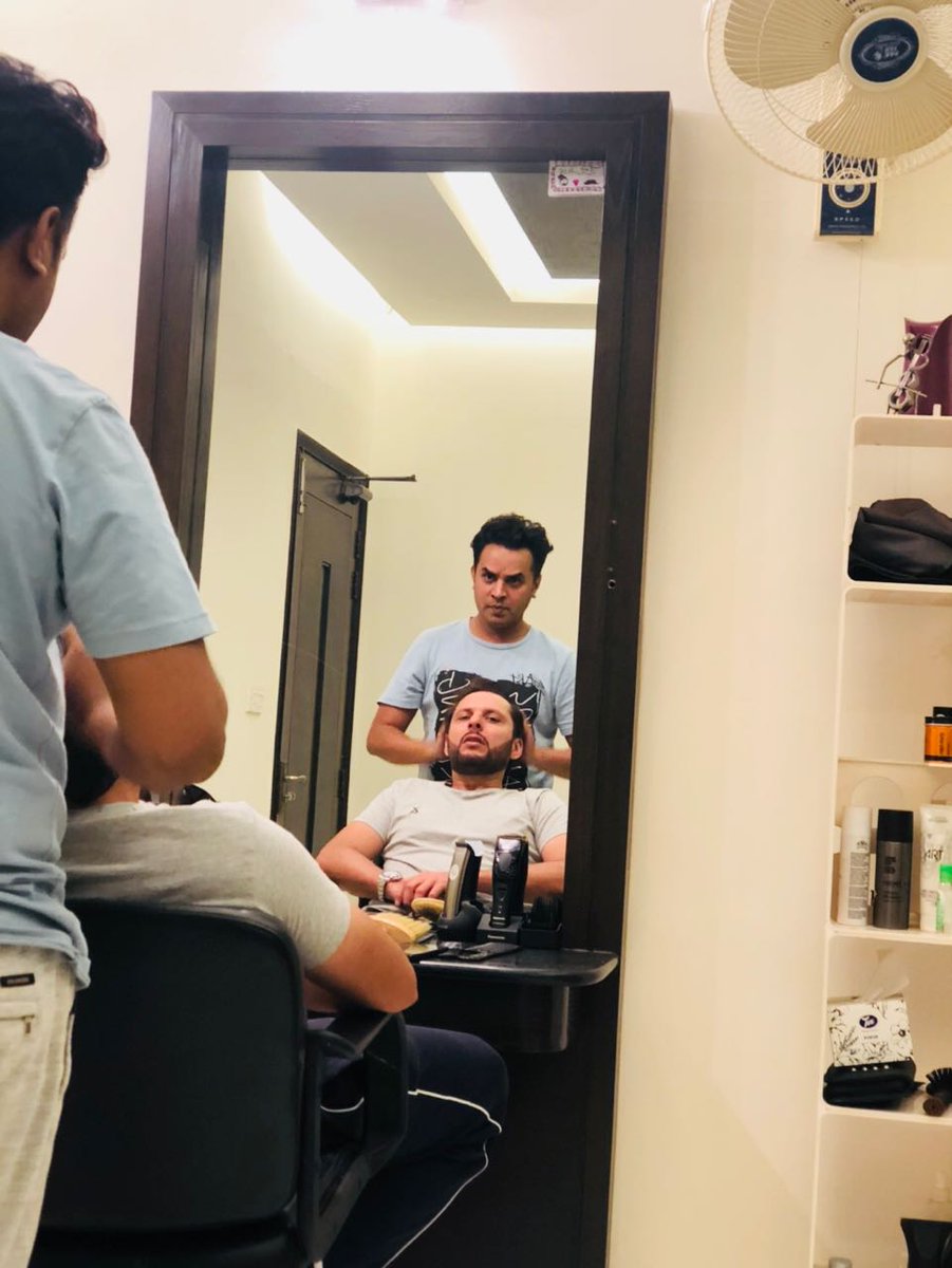 SamarRehman_'s tweet photo. #ShahidAfridi is all set to get a new look by #SajidMehmood at @sajids_salon @sajidstylist @SAfridiOfficial #SajidStylist #SajidsSalon
#PAKPR #PR https://t.co/JMBUV6Ztkd